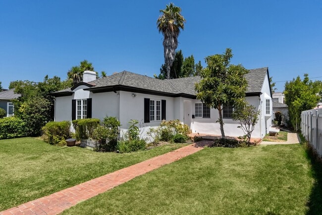 Building Photo - Designer-Done 3 Bed + 3 Bath in Prime Beve... Rental