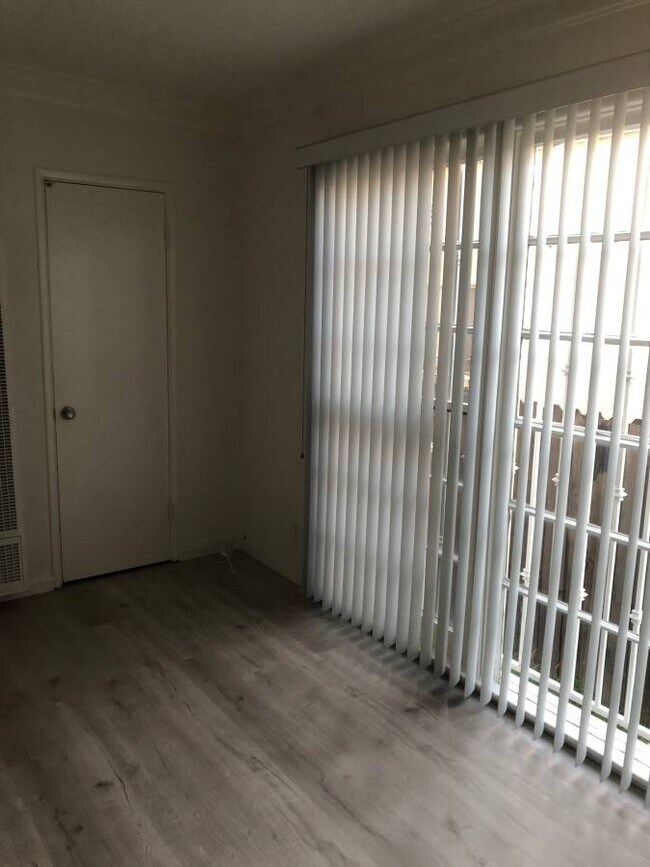 2307-1 Studio - 2305-2309 S Halm Ave Unit 1