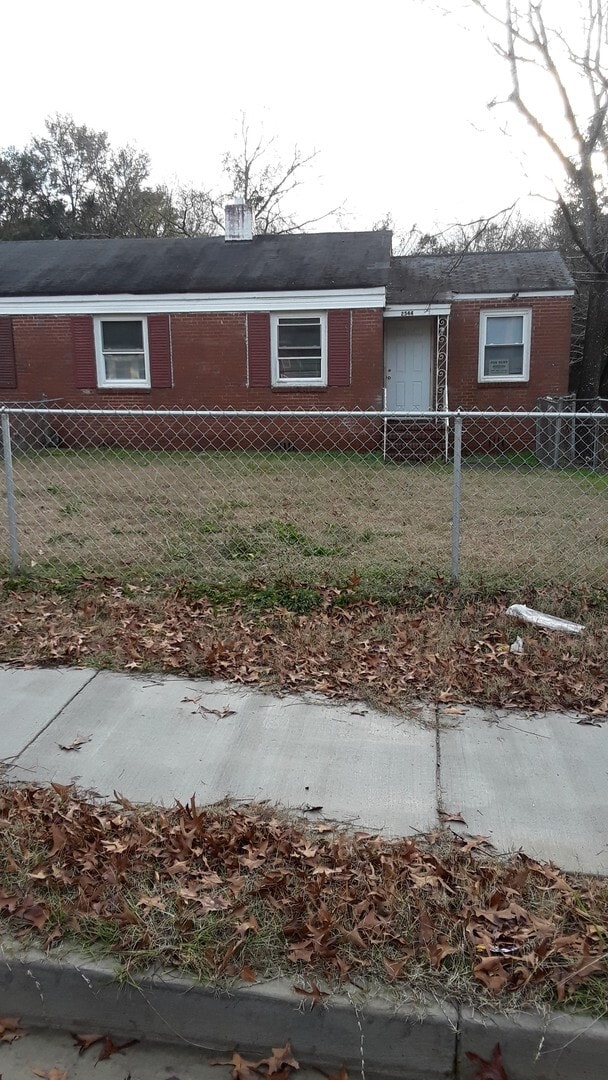 Building Photo - 3 bdrm 1 bath ready to rent