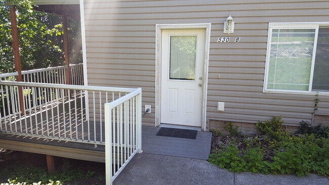 Building Photo - 530 SW Winter Cir Unit Lower