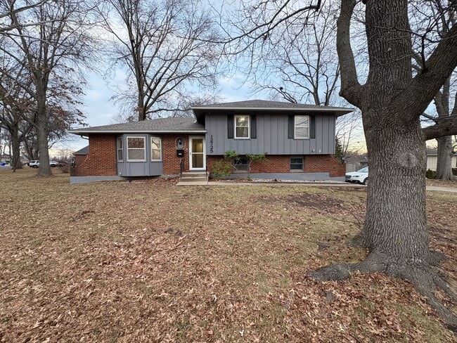 Photo - Huge Corner Lot in Grandview!! - 3 Bed / 2 Bath Split-Entry w/ Fenced Yard