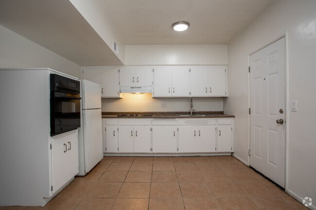 2BR, 1BA - 816 SF