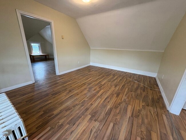 Photo - 410 Barton St E