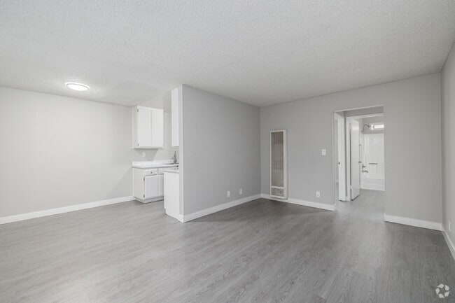 1BR, 1BA - 600SF - Living Room
