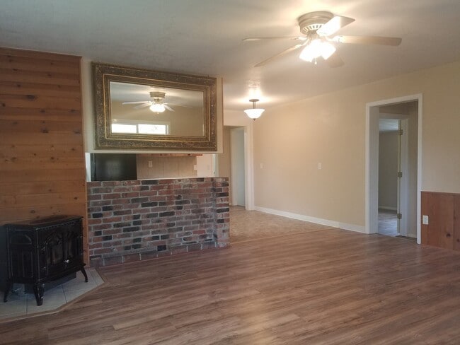 Building Photo - Newly Updated! 3 Bed/2 Bath House