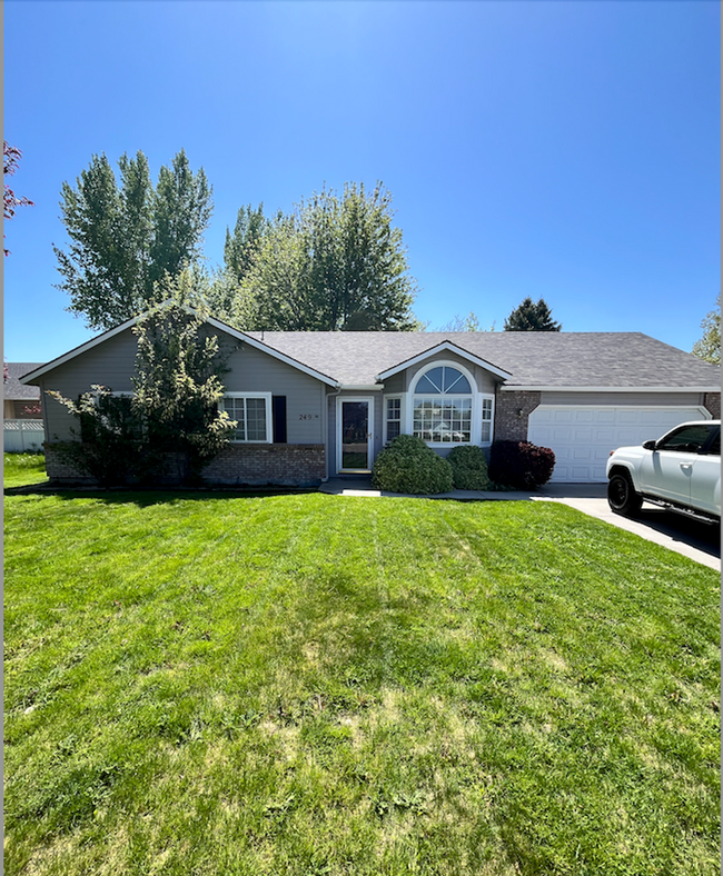 Newly Renovated 3 bed 2 bath home in the h... - Newly Renovated 3 bed 2 bath home in the h...