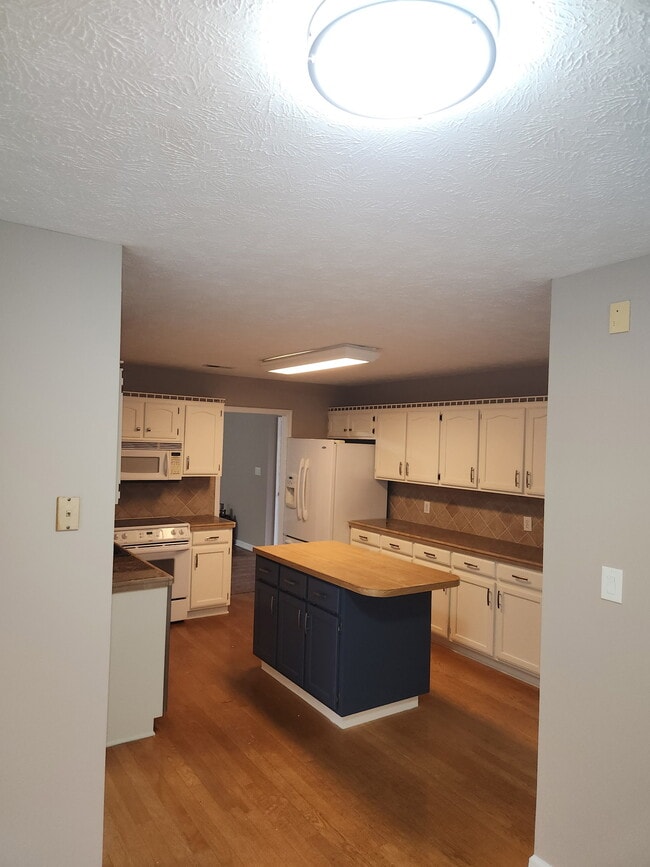 Photo - 886 Castlewood Dr