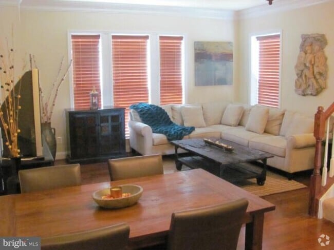 Building Photo - 20631 Sibbald Square Rental