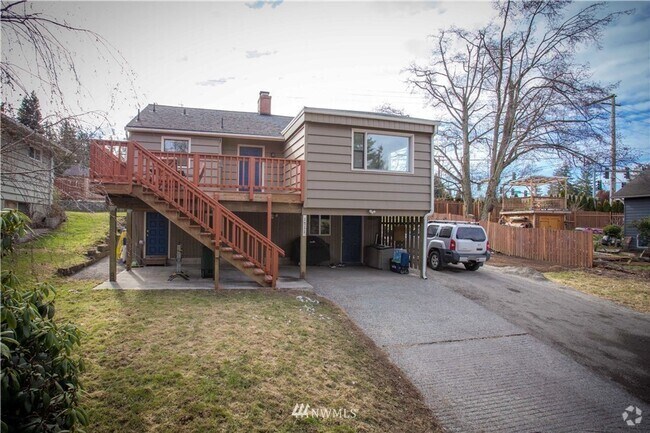Building Photo - 1511 Lakeway Dr Unit Lower Rental