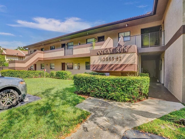 Building Photo - 10571 Royal Palm Blvd Unit 10571