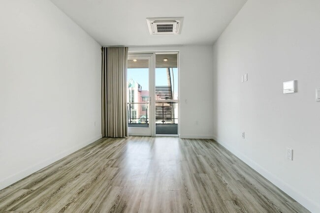 Photo - The Stanford West Unidad 303