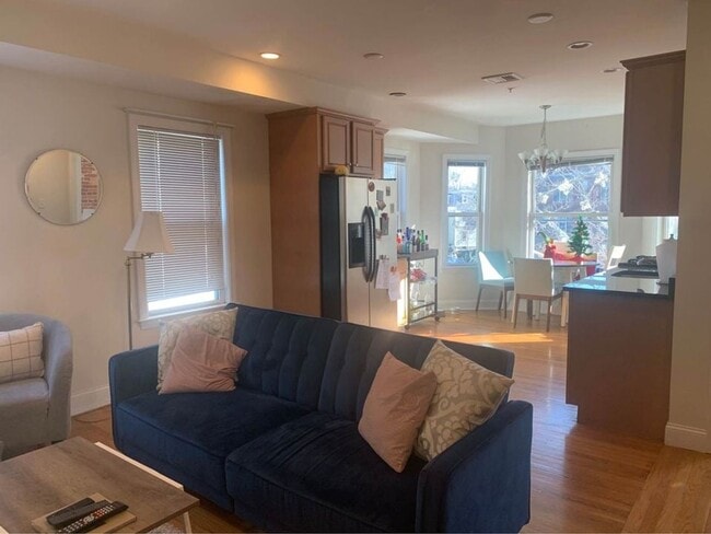 Building Photo - Modern Apt w Laundry in Unit, Heart of Coolidge Corner!  2 Full Bathrooms and Sunny!