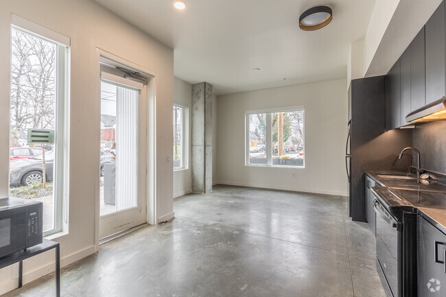 3BR, 1BA - 863SF