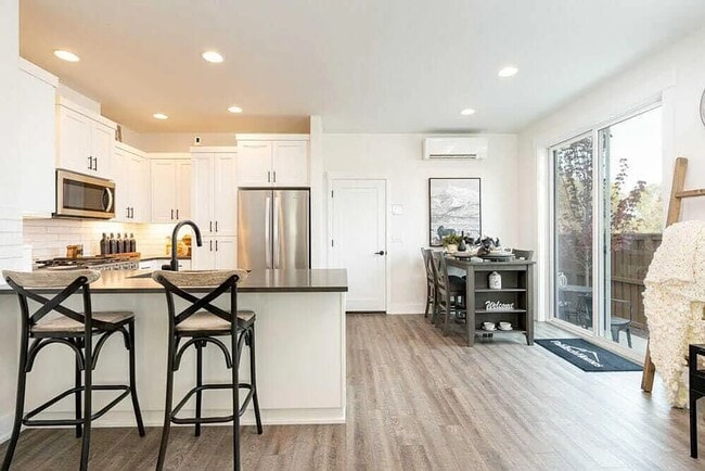 Photo - Eastside townhome in the desirable Petrosa neighborhood
