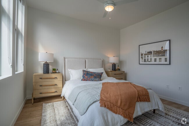Dormitorio de 1BR, 1BA y 715SF