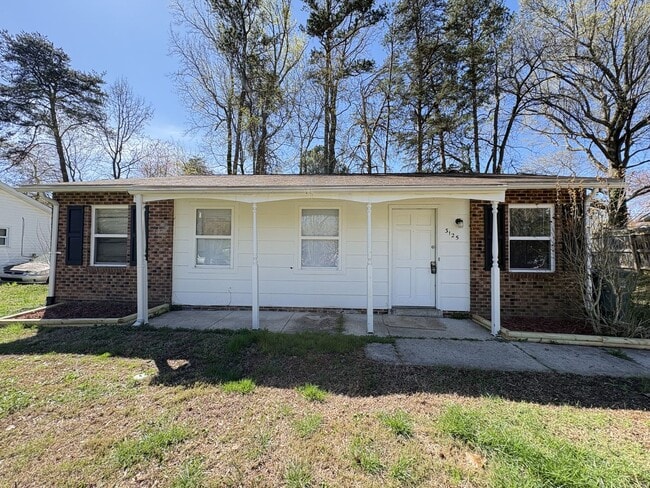 Building Photo - 3 Bedroom, 1.5 Bathroom Home in Greensboro!