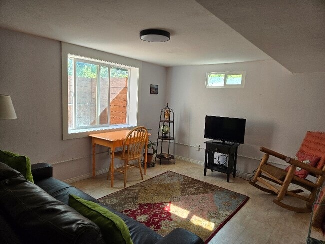 Building Photo - 827 Woodford St Rental