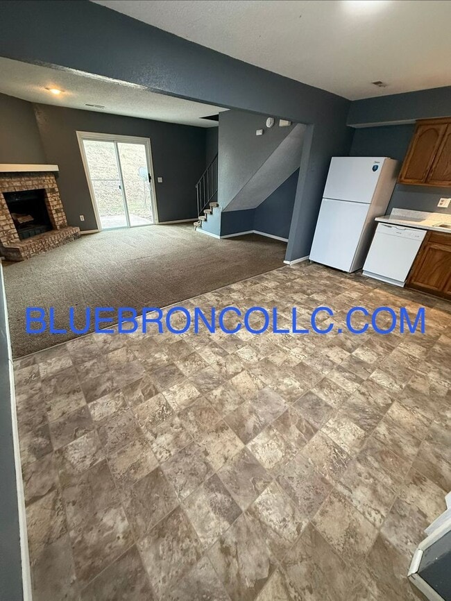 Photo - Updated unit with fresh paint and modern finishes!