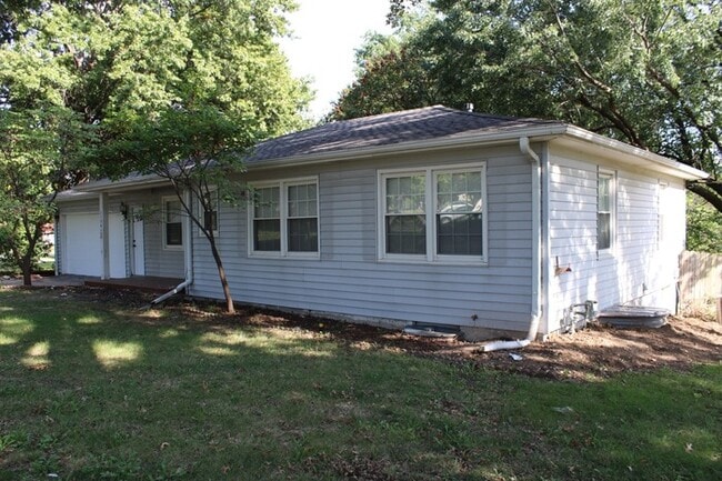 Photo - Spacious and beautiful 5 bedrooms and 2 full baths home located on E 47th St in Kansas City, MO