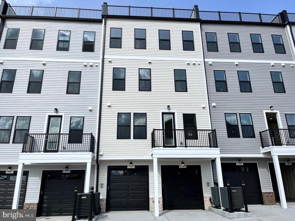 Photo - 43396 Farringdon Sq Townhome