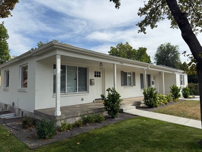 Building Photo - 2161 S Nowell Cir Unit 2161 Nowell