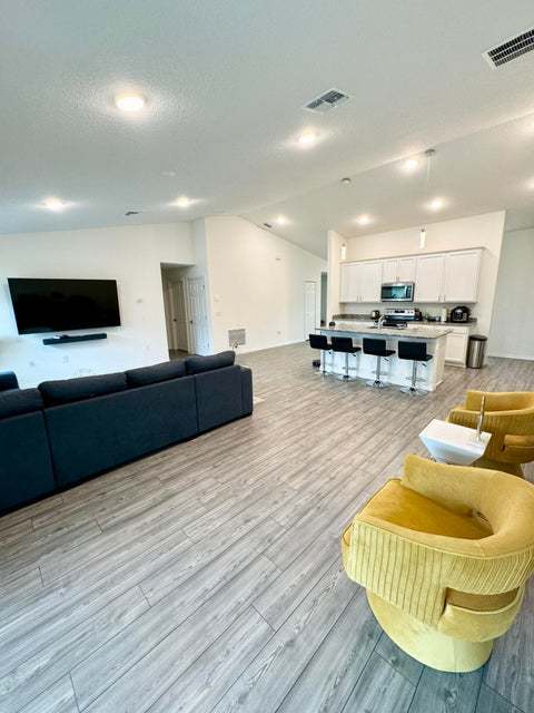 Photo - Beautiful open floorplan, split bedrooms, ...