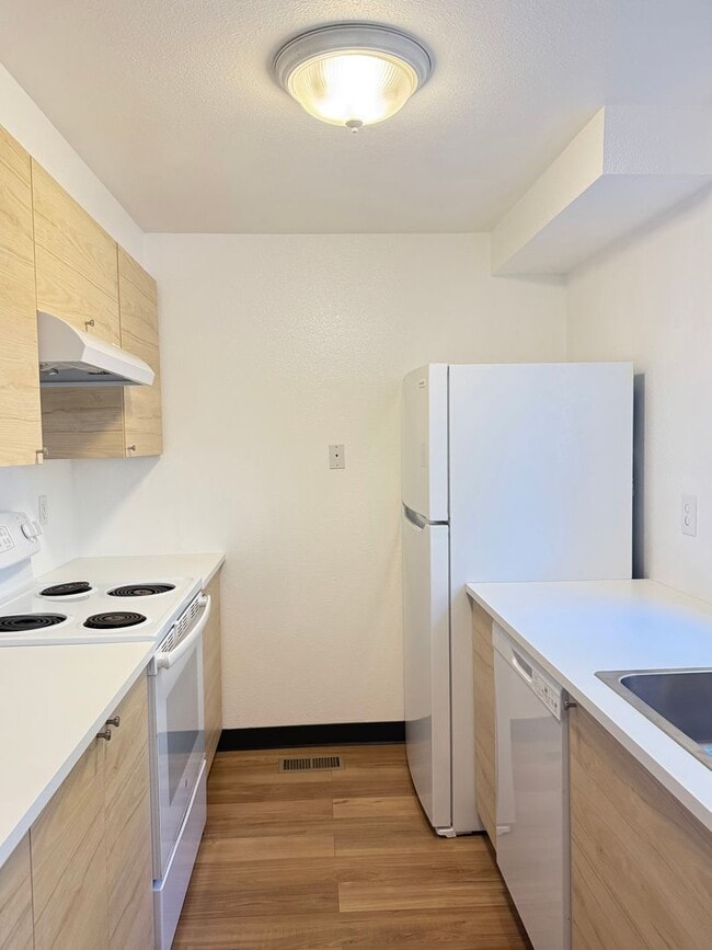 Photo - Bright & Beautiful Townhome- Fully Remodeled Kitchen and Bathrooms - Spacious Yard!