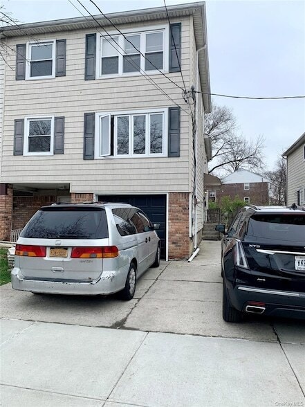 Building Photo - 1547 209th Street Unit 2 Floor