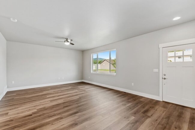 Building Photo - 3 bedroom, 2.5 bath townhome, minutes from...