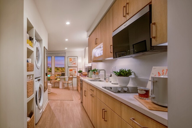 MIRACLE MILE SPANISH STYLE 5-PLEX-TOWNHOUSE 2 | Los Angeles, CA