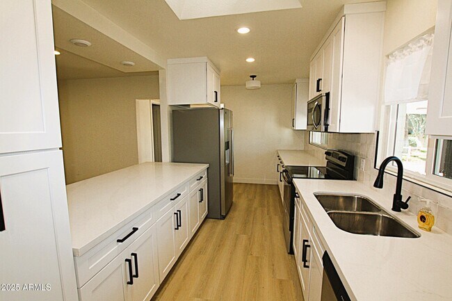 Photo - 443 N Sycamore