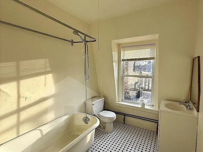 Building Photo - 12 Tufts St Unit 3