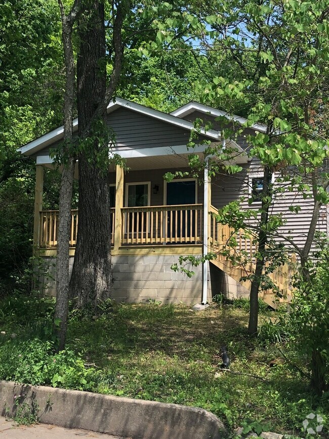 Building Photo - 2 bedroom, 1 bath House: Available August ...