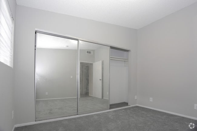 2BR, 1BA - 700 SF