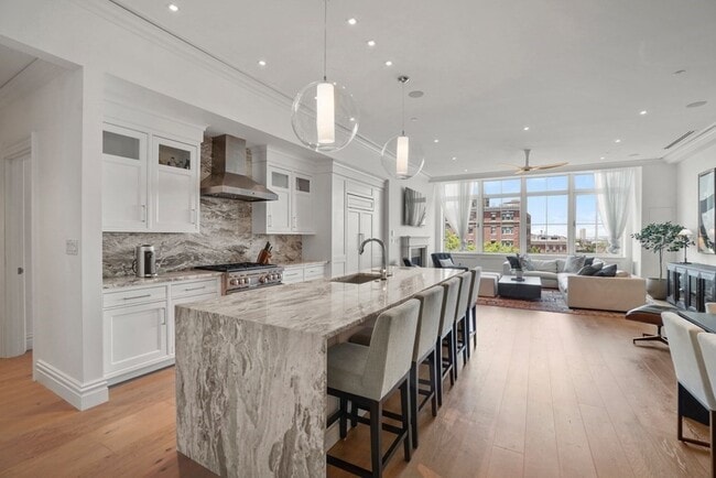 Building Photo - 32 Derne St Unit 2