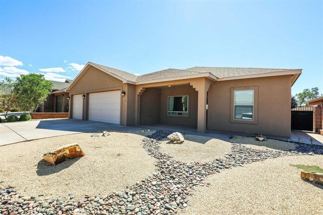 Beautifully Kept 4 Bedroom Home with Solar... - Beautifully Kept 4 Bedroom Home with Solar...