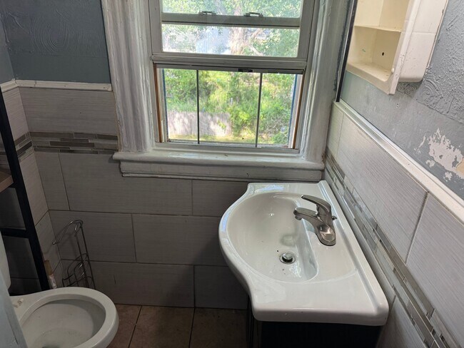 1209 Congress St Unit 6 (3 rd floor)