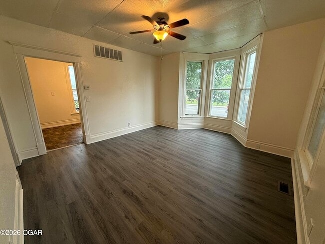 Photo - 930 W 1st St