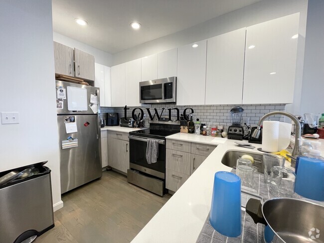 Building Photo - 1402 Beacon St Unit 3 Rental