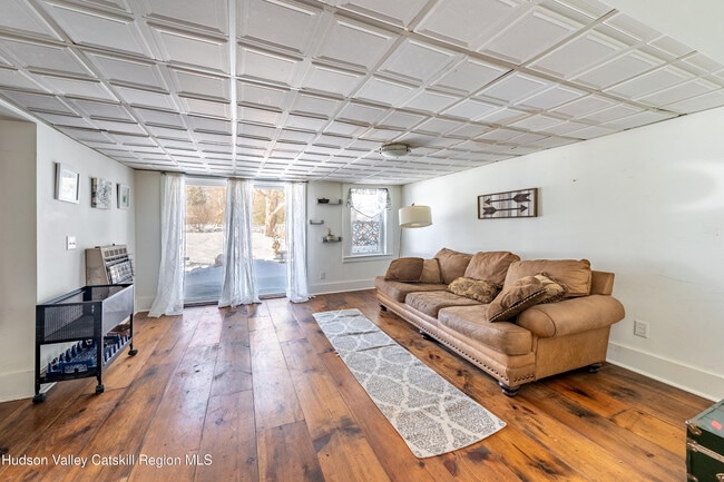 Photo - 648 Albany Turnpike