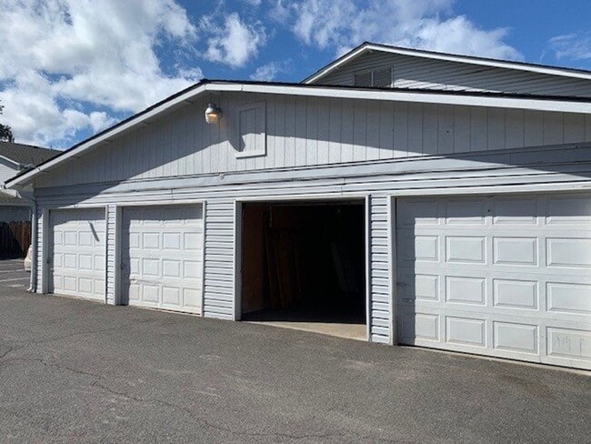 Photo - 2 Bed/1 Bath SE Bend Condo with Single Car...