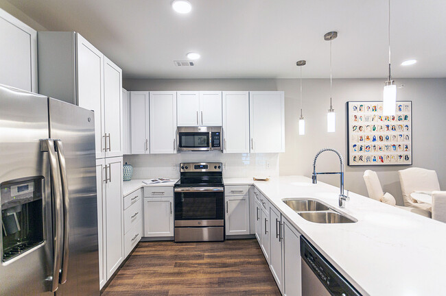 Cocinas grandes modernas - City Limits Spring Hill Apartamentos