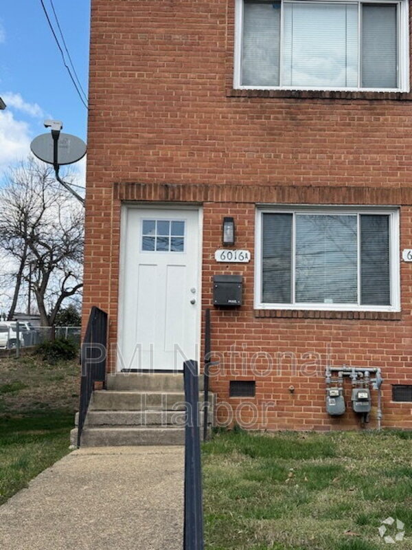 Building Photo - 6016 Clay St NE Unit A Rental