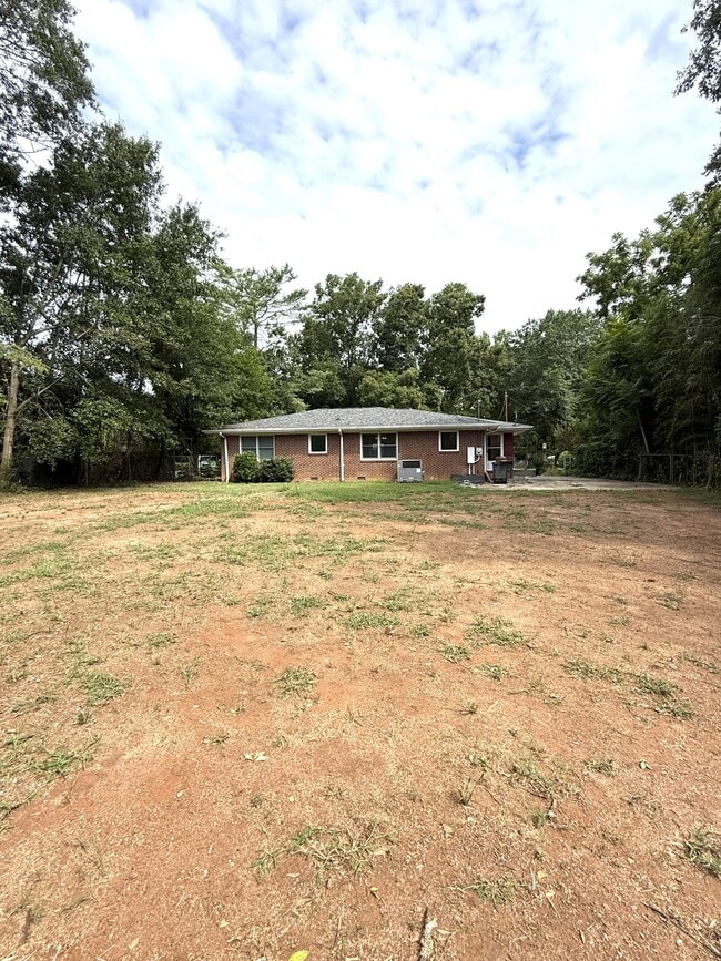 205 W Lee Rd