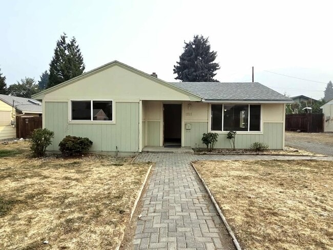 Building Photo - Two Bedrooms & One Bathroom Home $100.00 o...