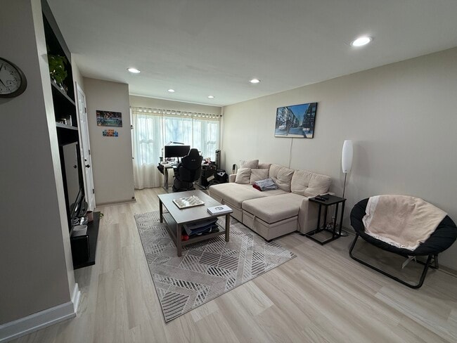 Photo - 536 S 74th St