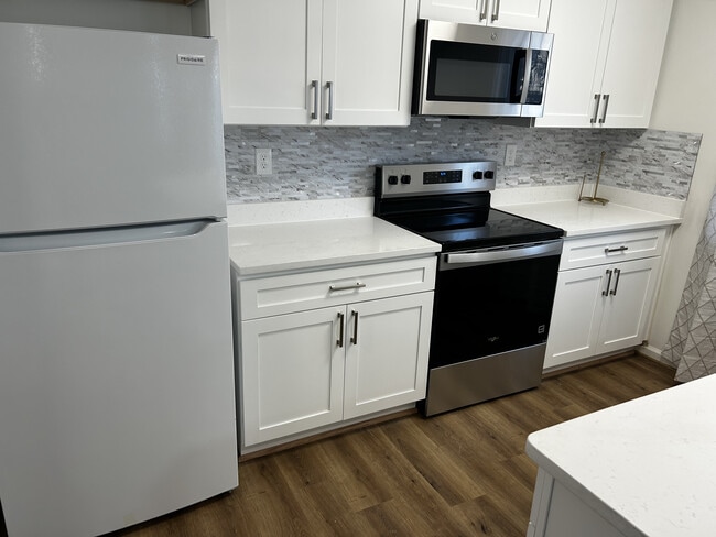 New Appliances and custom cabinets - 2304 Cretan Ct