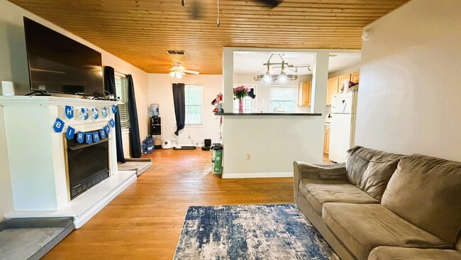 Photo - 1626 Mayhew St
