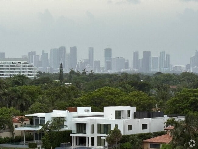 Building Photo - 5313 Collins Ave Unit 902 Rental