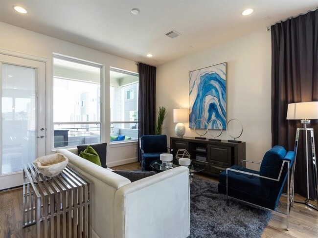 Photo - 310 Jensen Dr